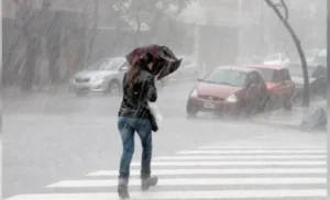 MUJER EN LA LLUVIA