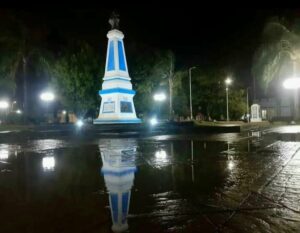 PLAZA LLOVIENDO