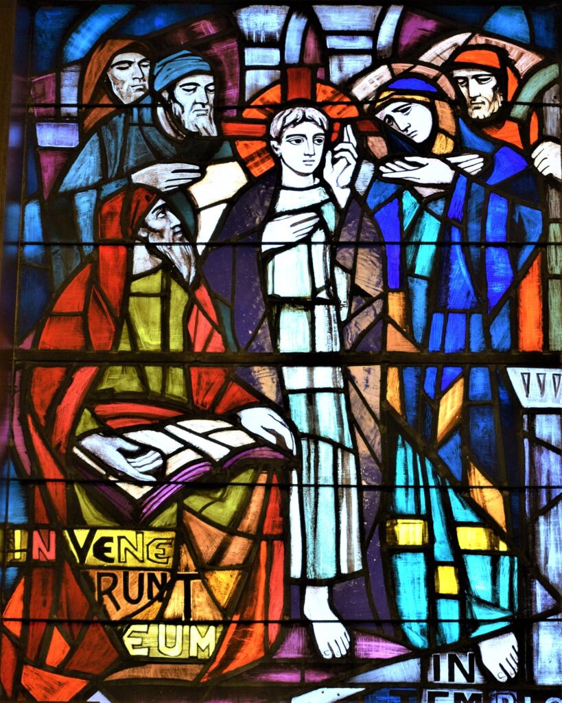queven-stained-glass-4865428_1920